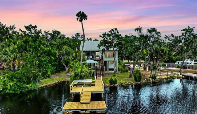 Fisherman's Cove -Waterfront home with private dock on the River sleeps 10