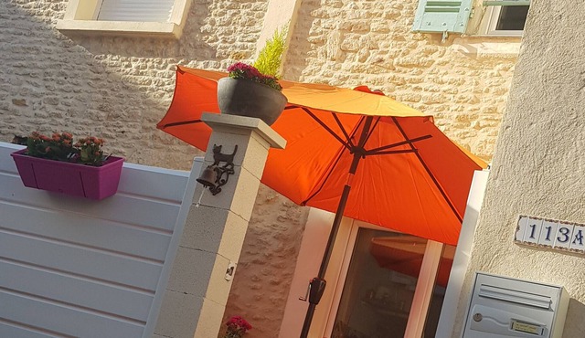 Fisherman's house 500m from the beach.