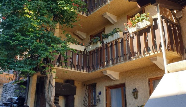 Fisherman's house. 4 bedrooms. 100m from the port. lake view.