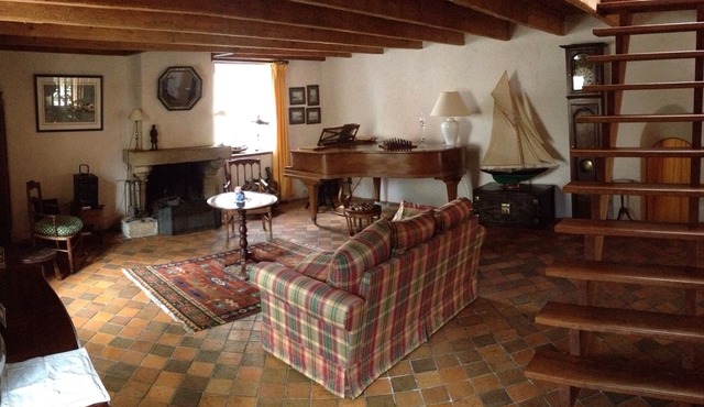 Fisherman's house, 90m2 on the port of Le Bono, 300m2 enclosed garden.