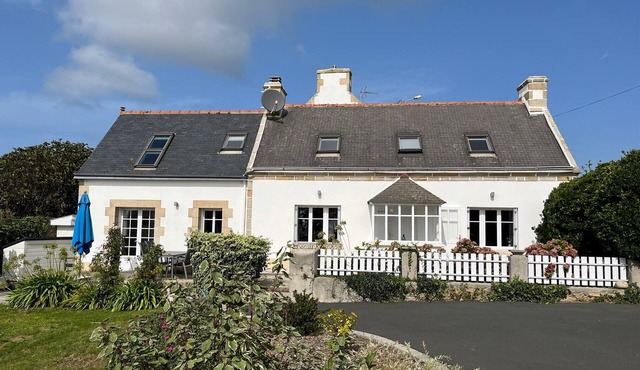 Fisherman's house/Penty in Plogoff with terrace, garden and sea view near the beach