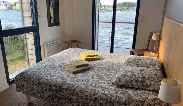 Fisherman's house with exceptional view of the back port, close to the beaches