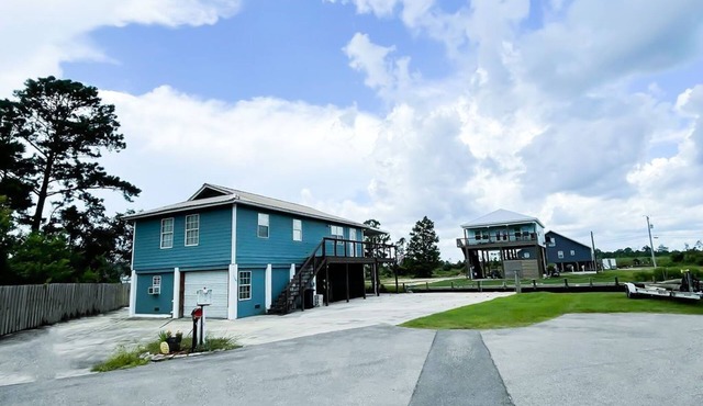 Fisherman's Paradise Camp House with Waterfront 125ft dock!
