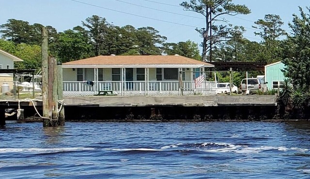Fisherman's paradise, large covered porch, pet friendly, & close to Beaufort, NC