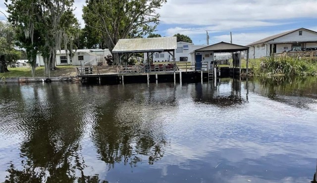 FISHERMAN'S PARADISE! 2Bd/2Ba waterfront retreat with access to Lake Okeechobee!