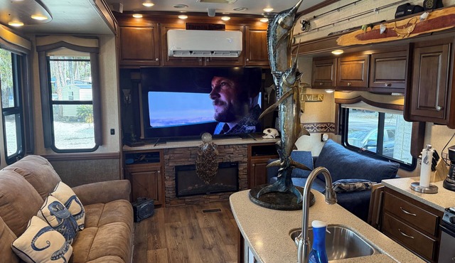 Fisherman's Retreat. A Roomy 5th wheel located on a large lot in Sun Retreats