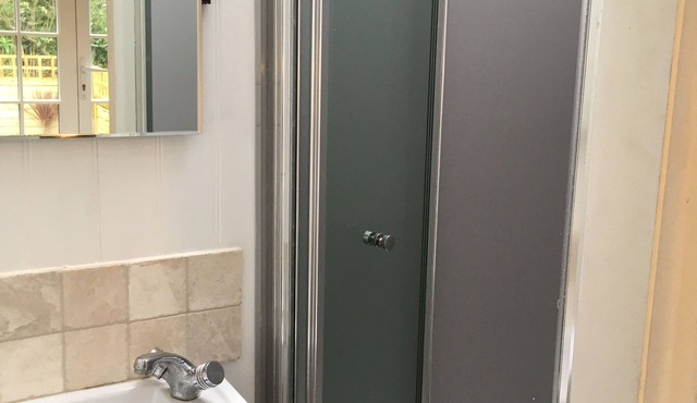 Fisherman's Studio in Cadgwith Cove - sleeps 2 guests in 1 bedroom