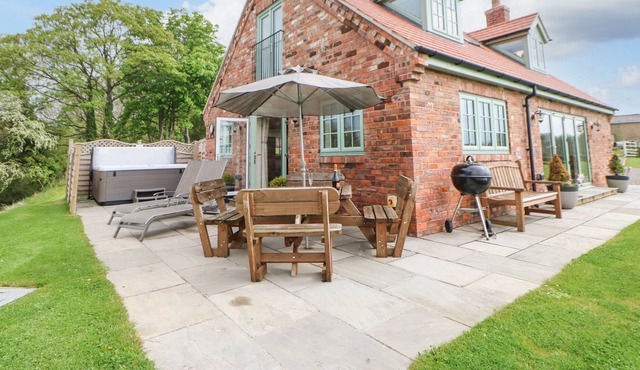 FISHERMANS COTTAGE, with hot tub in Darlington