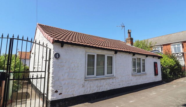 FISHERMANS COTTAGE, pet friendly, with open fire in Withernsea