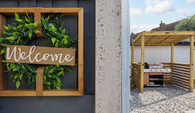 FISHERMANS COTTAGE, pet friendly, with hot tub in Prestatyn