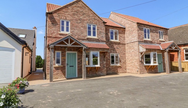 FISHERMANS LODGE, pet friendly, with a garden in Wilberfoss