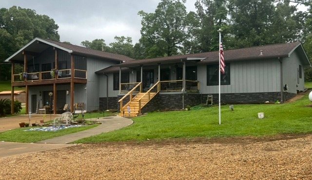 Fisherman’s paradise waterfront. Boat ramp on property sleeps 6. 2-2.