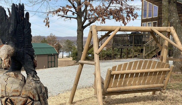 FISHERMEN FAMILIES AND FRIENDS! Enjoy a fun winter retreat at the lake cabin!