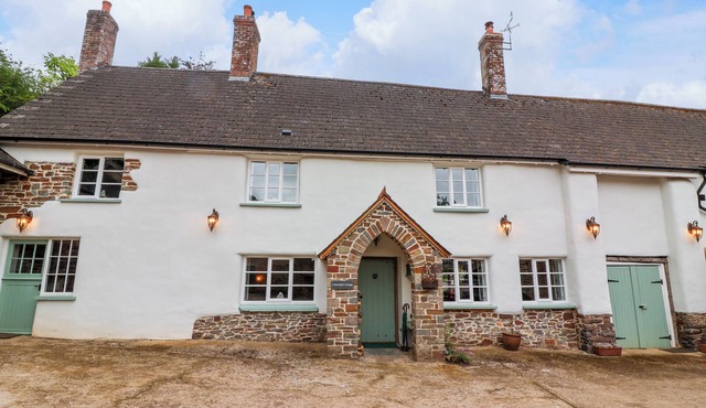 FISHERMEN'S COTTAGE, pet friendly, with hot tub in Chulmleigh