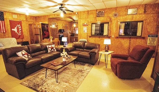 Fishermen’s Barndominium by the lake-pet friendly