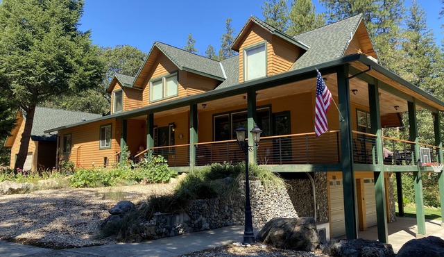 Fishing and Family Friendly Creekside Mountain Retreat
