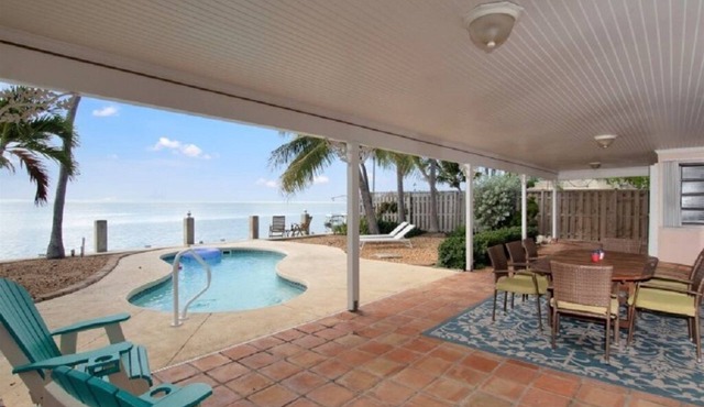 Fishing and Family Fun paradise Oceanfront 60'ft dock 3 bed 2bath private pool