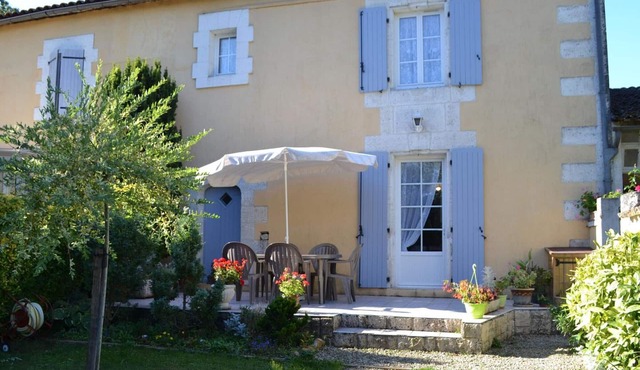 Fishing cottage by the Charente with wifi and parking