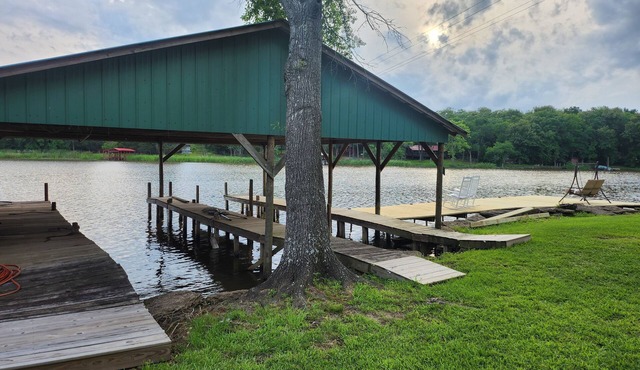 Fishing Cabin Charming 2-bedroom house in wonderful Fort Towson with WiFi, AC.