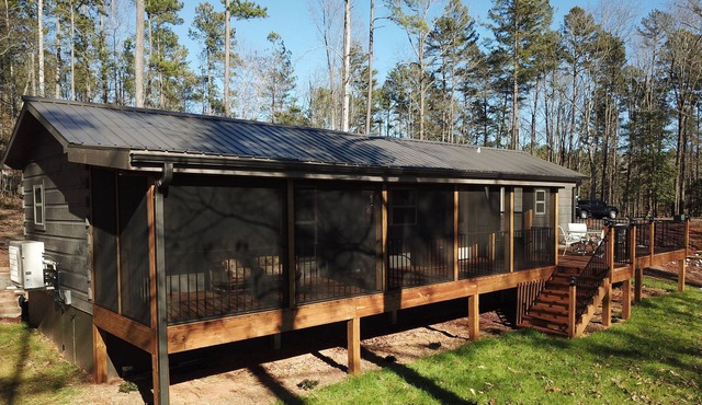 Fishing Cabin - Keowee 2 bedrooms, 2 bathrooms - Fishing - Kayaking - Porch