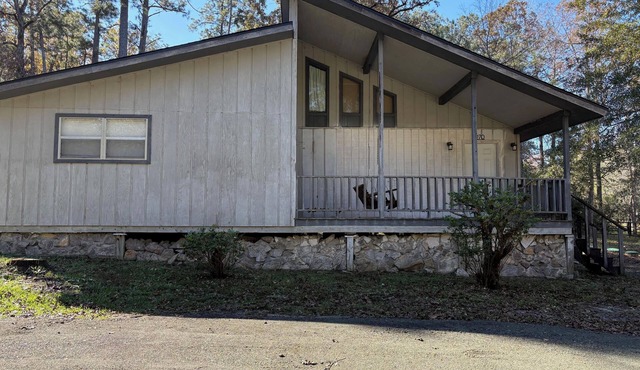 Fishing Camp 1-bedroom/Loft cabin in delightful Brookeland with AC, WiFi