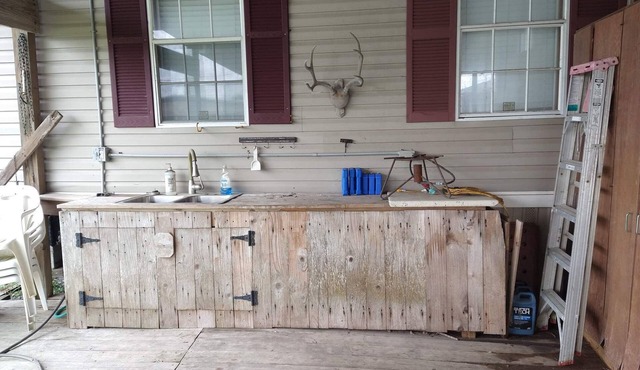 Fishing Camp sleeps 12, fully equipped. Screened in porch. 5 minutes from marina