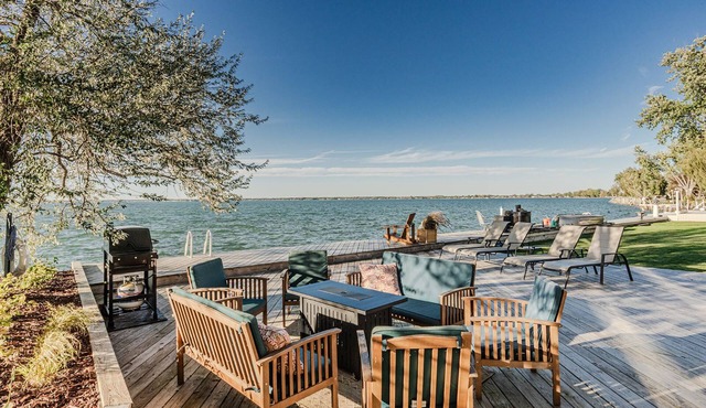 Fishing Central & Lakefront Fun! 9 Beds, Kayaks/SUPs, Swimming, Games, Sunsets!