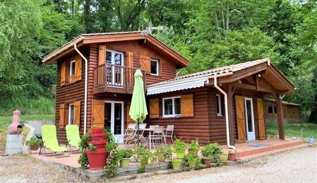 Fishing cottage on the banks of the Lot