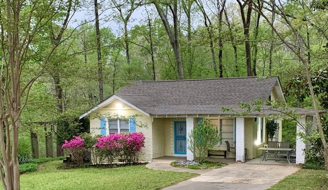 Fishing, Family, Ballgames, Work or Vacation! Cozy Cottage near Grenada Lake