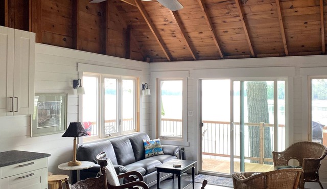 Fishing/family cottage (Renovated) on beautiful Lake Opinicon (Kingston-Ottawa)