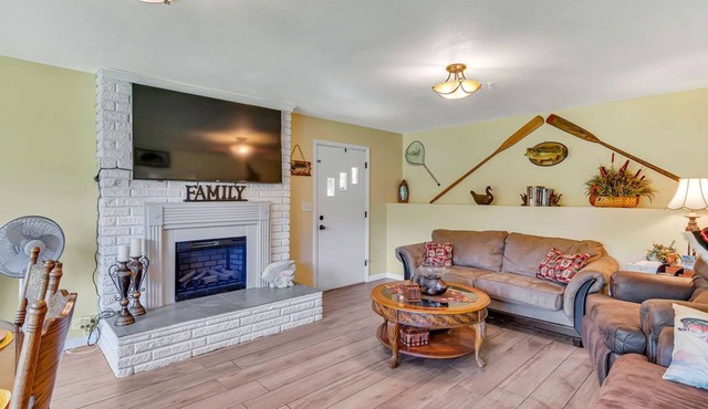 Fishing Haven with Boat Launch and 20 minutes from downtown.