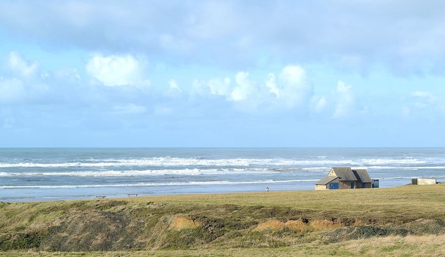 Fishing house in front of the sea.