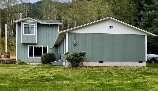 Fishing & hunting retreat with two suites, loft, forest views & seasonal firepit