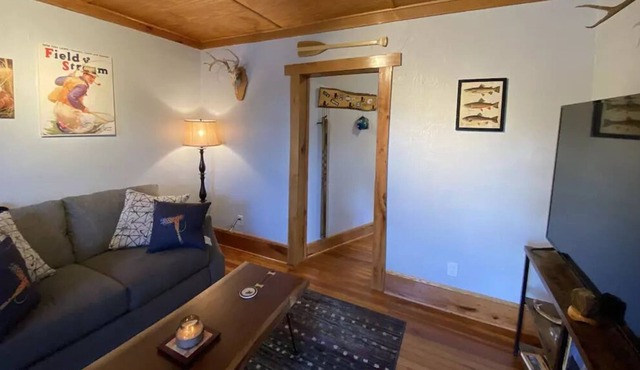 FISHING, KAYAKING, BOATING, PET-FRIENDLY LODGE ON SMITH RIVER