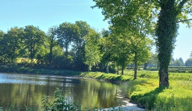 Fishing lake with cosy cabin in charming Saint-Marien with WiFi.