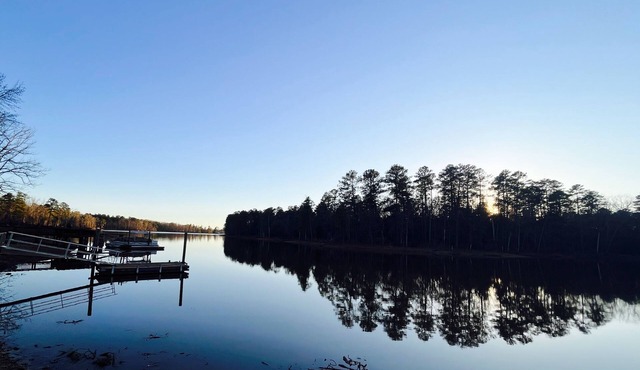 Fishing Paradise. Super relaxing 2-bedroom Lakefront with AMAZING Screened porch