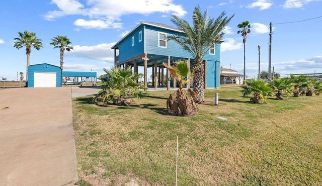Fishing Pier & Minutes to the Beach!