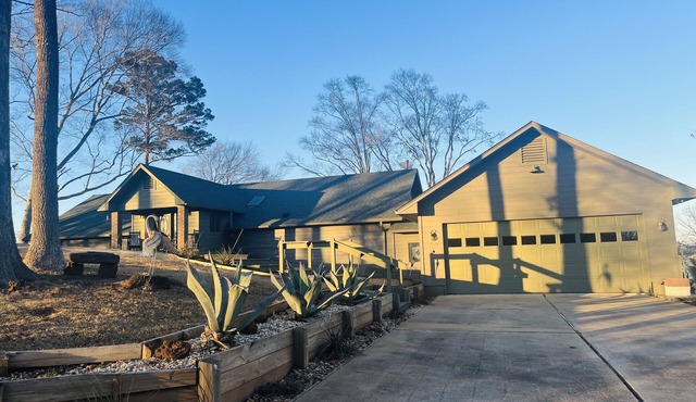 Fishing, Pool, & Lakeside Oasis at the Eagle Bay Lodge on Lake D'arbonne!