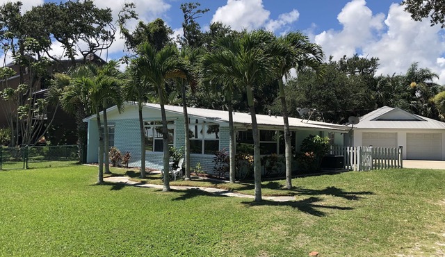 Fishing, river view, pet friendly and 90 minutes from Disney and Orlando parks.