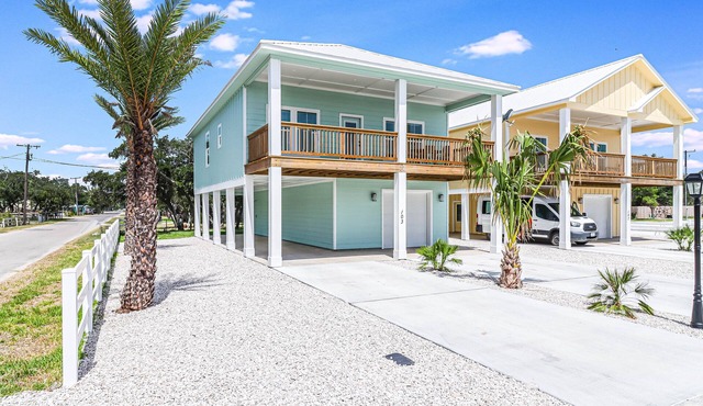 Fishtastic! Waterfront,Community Pool,Walk to Bars, Restaurants and Pier!