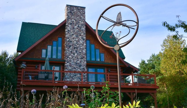 Fishtown Lodge - Cozy Leland Log Cabin Home - Quiet location but close to town