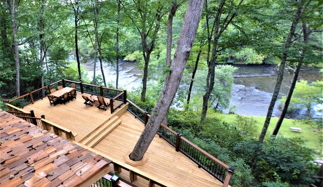 Fishtrap Overlook on the Toccoa River - Luxury Cabin w/Views Deck WiFi Hot Tub!