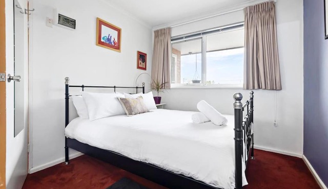 Fitzroy meets Clifton Hill at this Cosy Retreat