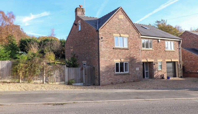 FIVE ACRES, pet friendly, with hot tub in Chesterfield