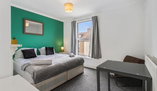 FIVE Bedroom Central Maidstone Home with BBQ, HotTub & Wi-Fi