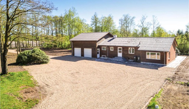 Five-Bedroom Holiday Home In Kibak