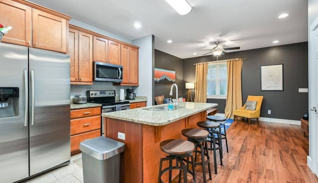 Five Bedroom Home Close to Downtown