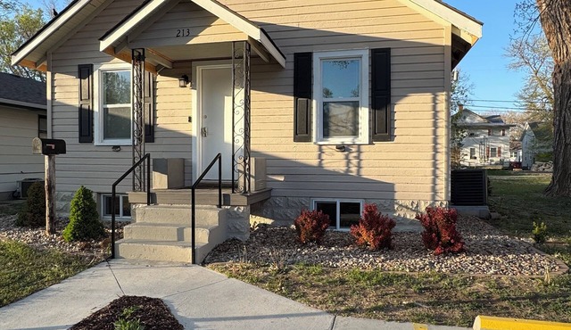 Five-bedroom house with WiFi, AC in fabulous Hays