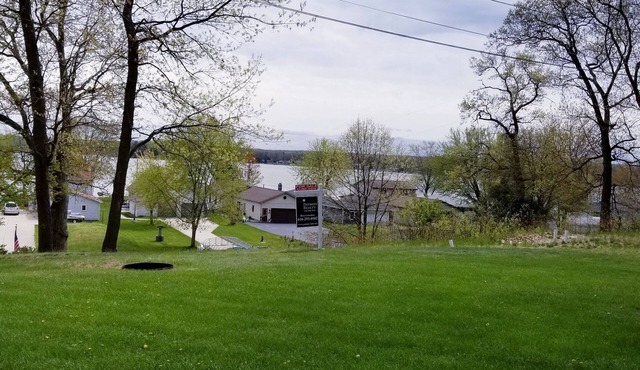 Five bedroom vacation rental that sleeps Eleven overlooking Hess Lake