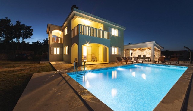 Five Bedroom Villa with Pool